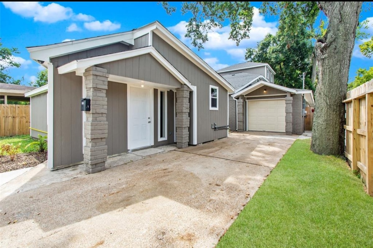 Top Airbnb: Cozy guest house three miles from downtown! in Eastex Jensen Area