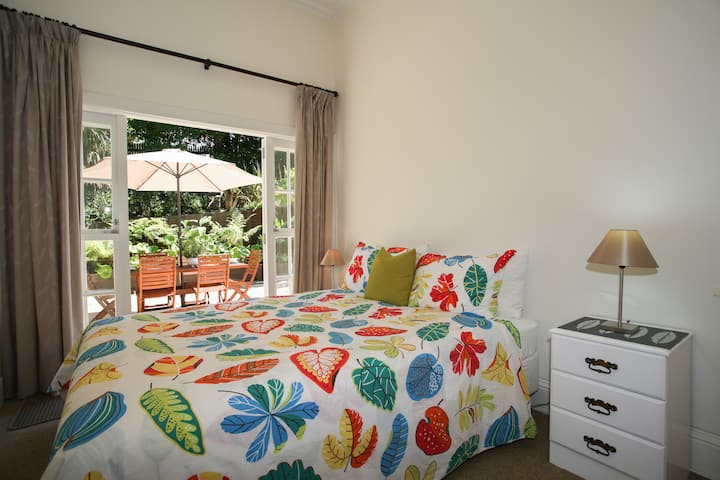 Dhoma e gjumit 2 me hyrje të drejtpërdrejtë në verandë