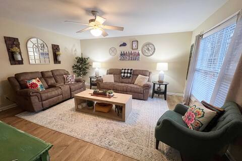 Charming 3 BR Near Shopping, Dining, and Nightlife