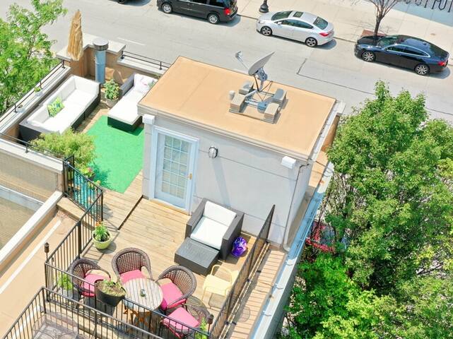 Chic Townhouse: 2BR, Rooftop, Free Parking, Secure gallery image 2