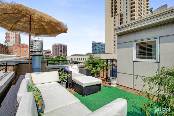 Chic Townhouse: 2BR, Rooftop, Free Parking, Secure gallery image 4