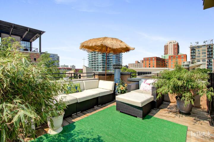 Chic Townhouse: 2BR, Rooftop, Free Parking, Secure gallery image 3