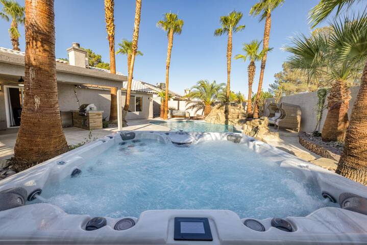 Oasis in the Desert w/ Heated Pool Fully Renovated gallery image 3