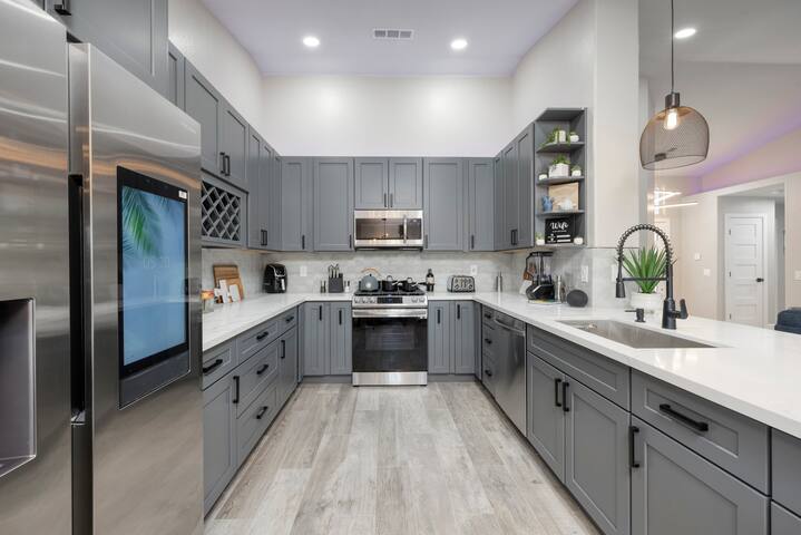 Oasis in the Desert w/ Heated Pool Fully Renovated gallery image 5