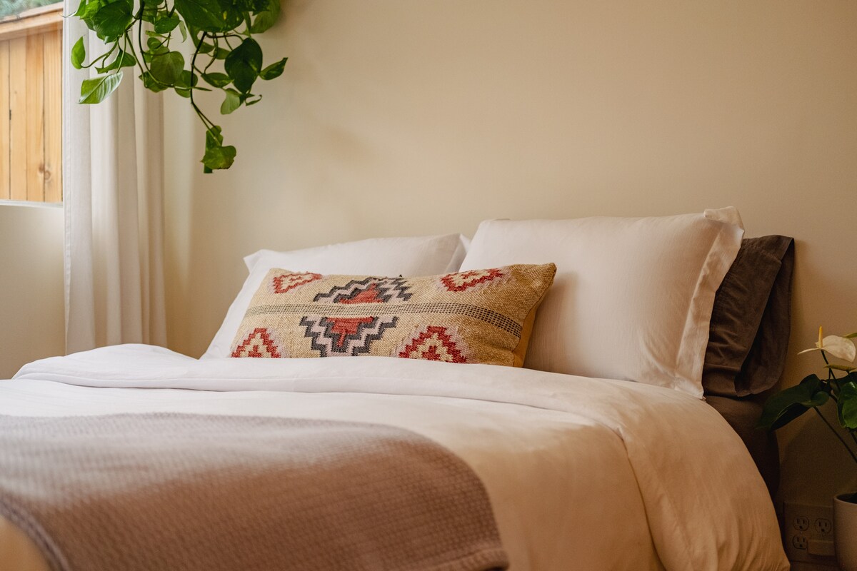 Madhësia e mbretëreshës Tuft & Needle krevat me çarçafë natyralë. Dhe po, është e rehatshme.