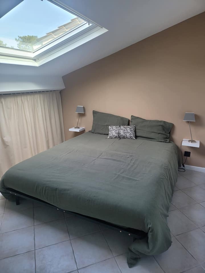 Chumba cha 2 cha kulala, Uwezekano wa kuweka kitanda mara mbili (sentimita 160x190) au vitanda viwili vya mtu mmoja (sentimita 80x90),
Vitambaa vya kitanda vimetolewa.

