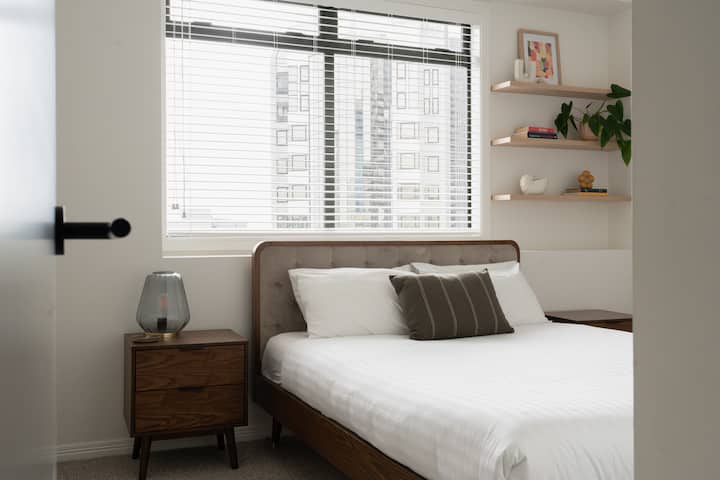 غرفة نوم رئيسية مع جناح داخلي