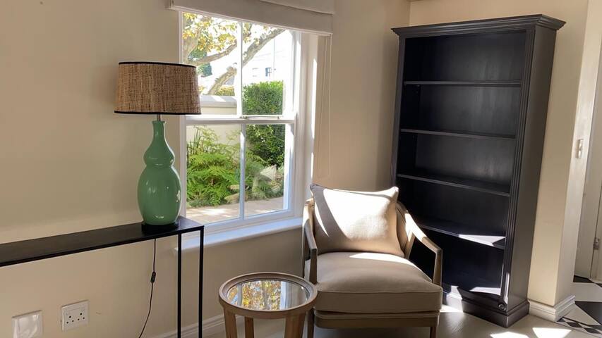 Upmarket 3 bedroom home near Vineyard, Claremont gallery image 4