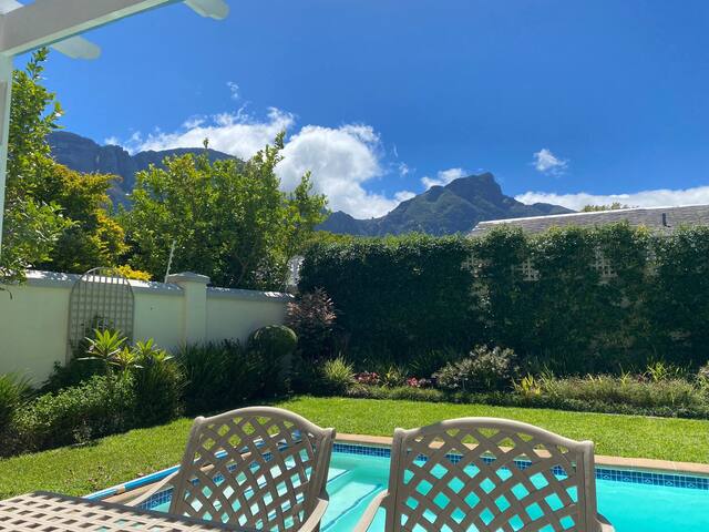 Upmarket 3 bedroom home near Vineyard, Claremont gallery image 3