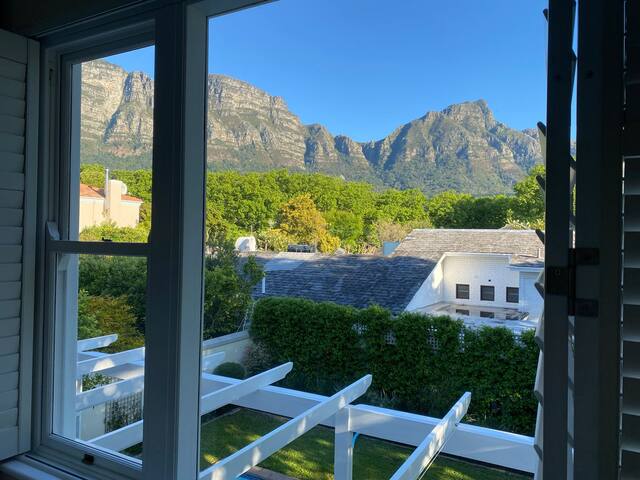 Upmarket 3 bedroom home near Vineyard, Claremont gallery image 5