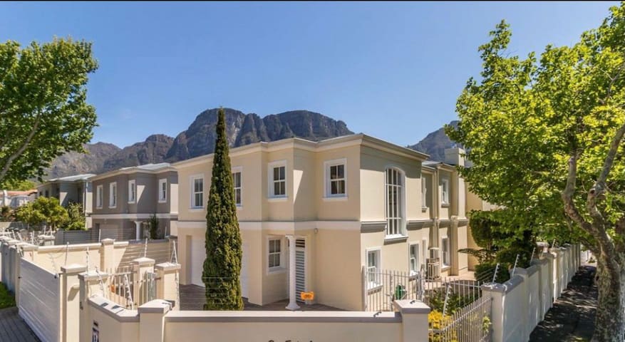 Upmarket 3 bedroom home near Vineyard, Claremont