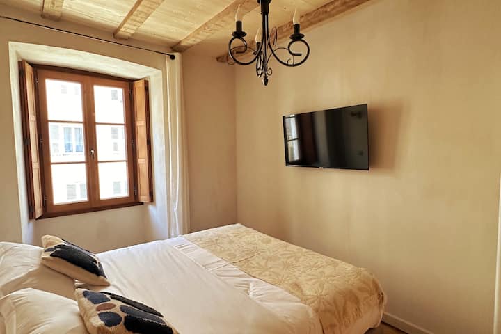 160X200 KREVAT DOPIO, televizor 43 inç, grila të brendshme prej druri,