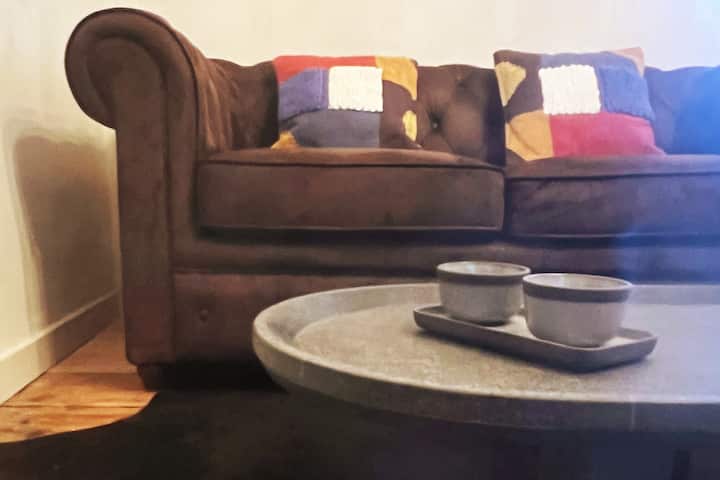 Divan Chesterfield, tavolinë kafeje graniti 