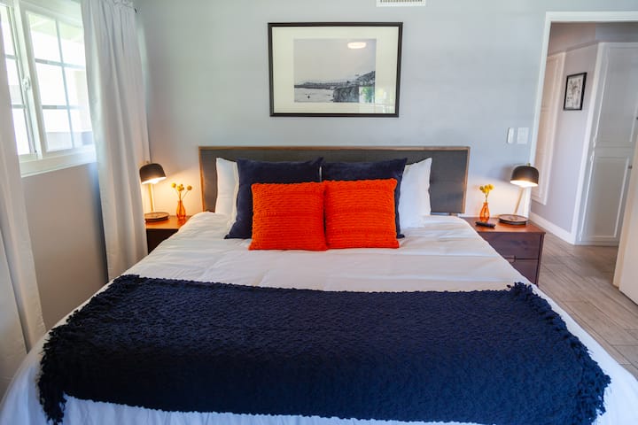 カリフォルニア・ポッピー・ルームは色鮮やかです。カリフォルニアの海岸を念頭に置いて設計され、キングサイズのベッド、たっぷりの自然光、またはブラックアウトカーテンが備わっています。 この部屋には読書用のシーティングエリア、たっぷりの収納スペース、Roku TVの40があります。 