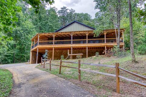 Huge Porch and games close to Gatlinburg!