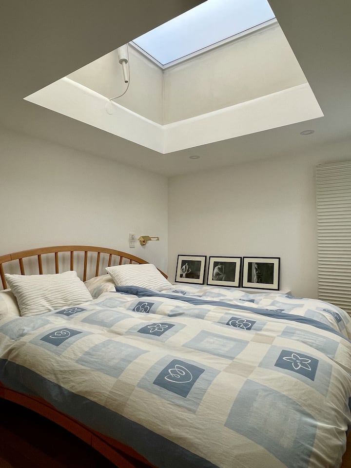 ห้องนอนพร้อมโถสุขภัณฑ์บนชั้นบน