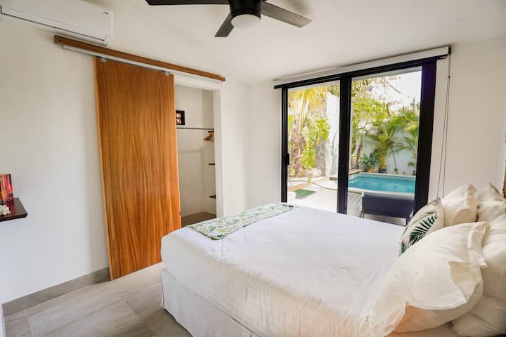 Sekundárny pohľad na spálňu na prízemí zobrazuje veľký priestor skrine.