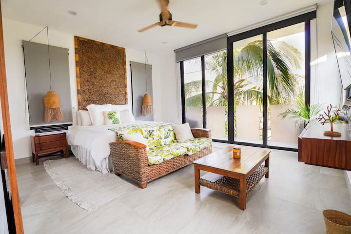 Hlavná spálňa na 2. poschodí s manželskou posteľou King, priechodnou skriňou a veľkou vlastnou kúpeľňou, ako aj súkromnou inteligentnou televíziou.