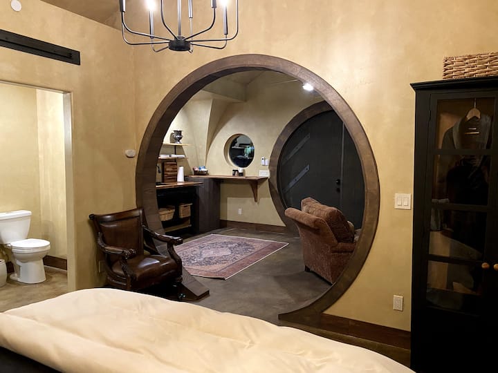 В гардероба има халати за баня и допълнителни закачалки.