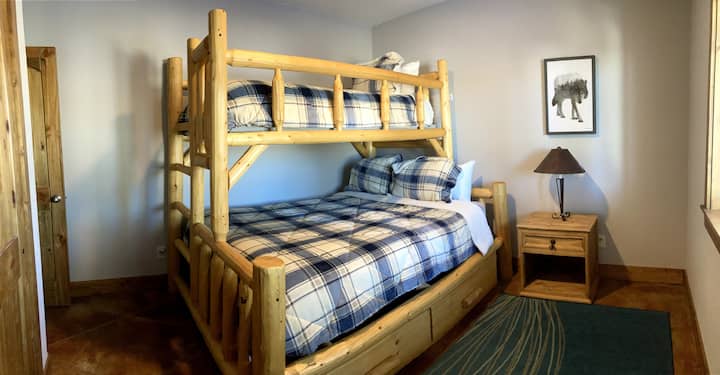 楼下卧室有一张标准双人床垫。 上面的双层床上有一张XL单人床。 孩子们（以及孩子们）会喜欢他们自己的空间。 