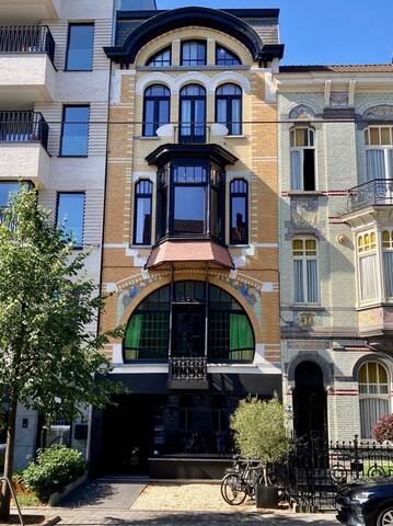 3 Bedroom Apartment in a Art-Nouveau House gallery image 4