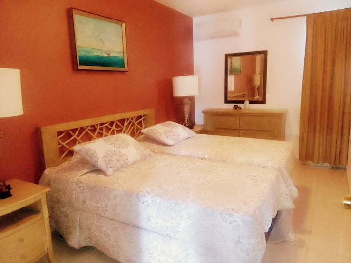 Chumba cha kulala cha pili na vitanda viwili vya mtu mmoja