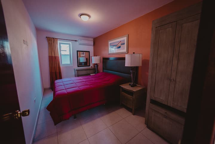 Chumba cha kulala chenye nafasi kubwa kilicho na makabati na kabati