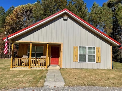 The Crappie-2 bedroom cabin with spacious parking