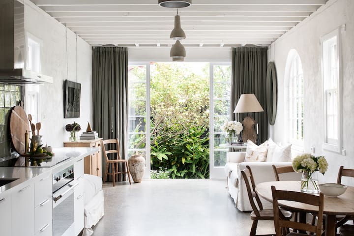 Henry’s on Balfour – Historic understated luxury