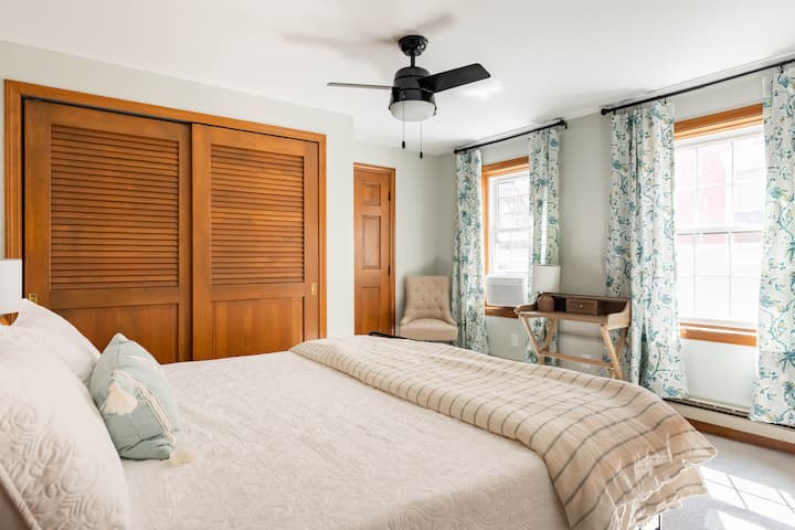 Dhomë gjumi "king" në katin e dytë me hapësirë pune