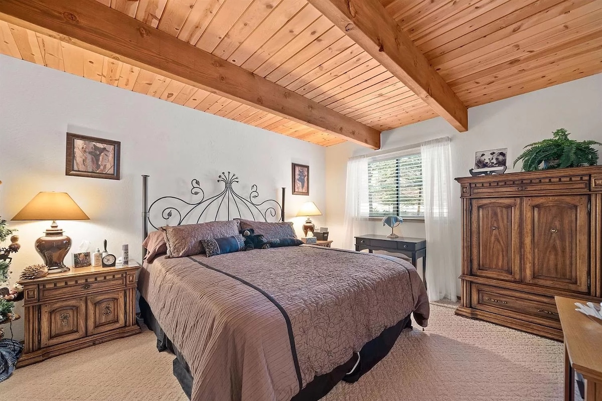 Chumba cha kulala cha Mwalimu wa Ghorofa ya Chini - Kitanda cha Mfalme wa California