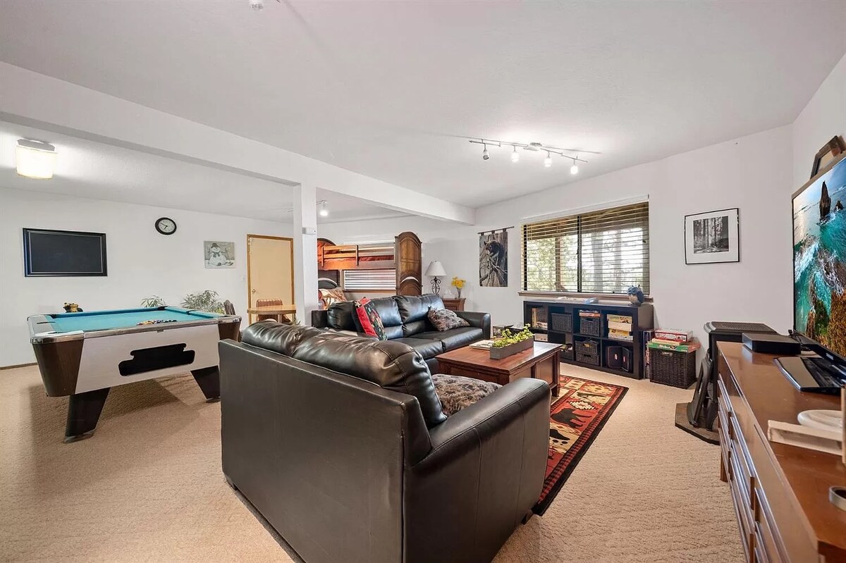 Sakafu ya Chini - Chumba cha Mchezo na Vitanda vya Bunk na sebule ya ziada (inalala 4)