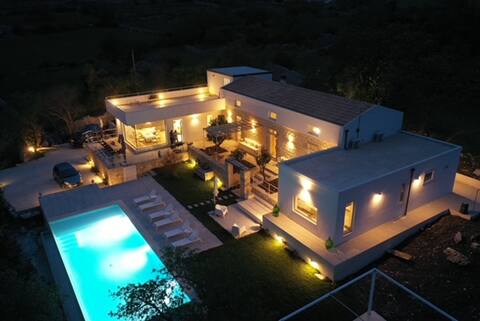 New bright 5 bedroom with pool.