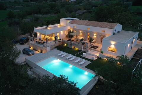 New bright 5 bedroom with pool.