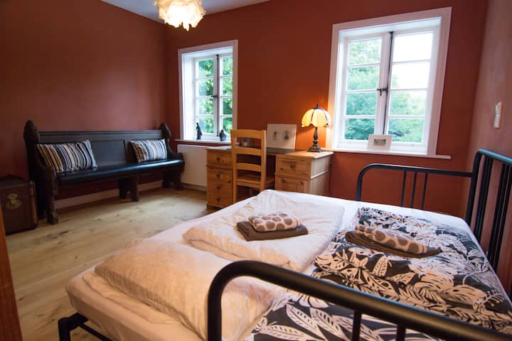 Red room with workspace and sleeping facilities (extendable for 2 people)