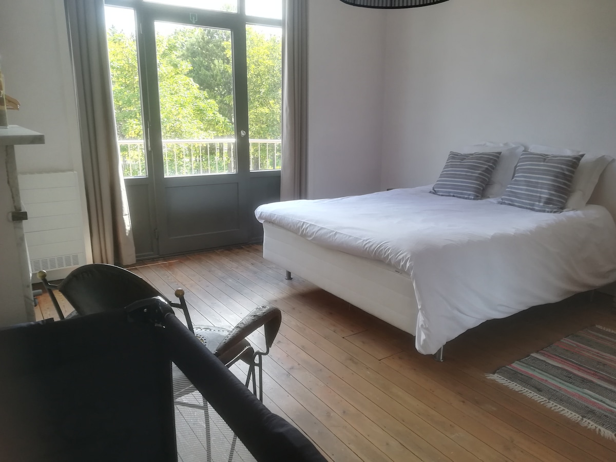 slaapkamer 1: ruime kamer vooraan met 2 persoonsbed en een babybedje 
deze kamer heeft een balkon die uitkijkt op de laan
