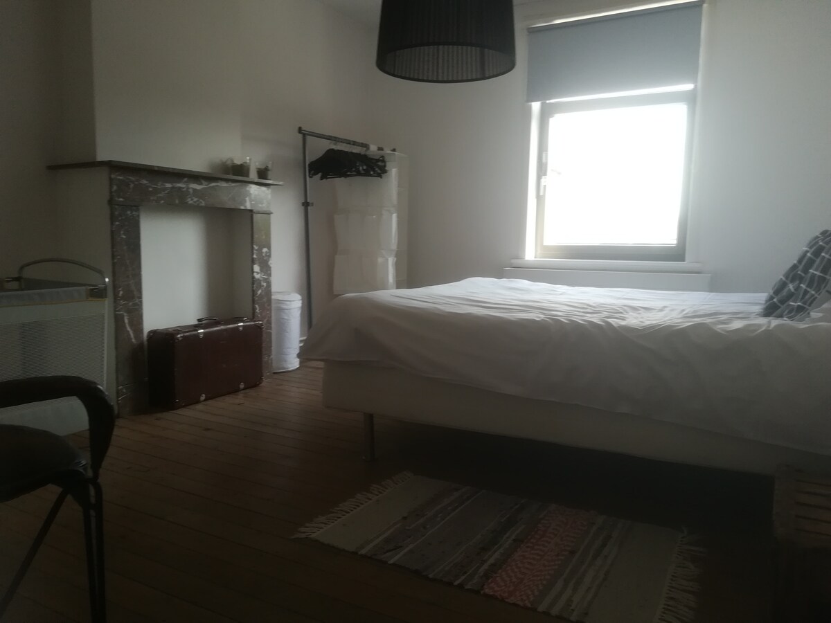 slaapkamer 5: 2 persoonsbed en een babybedje op het 2e verdiep