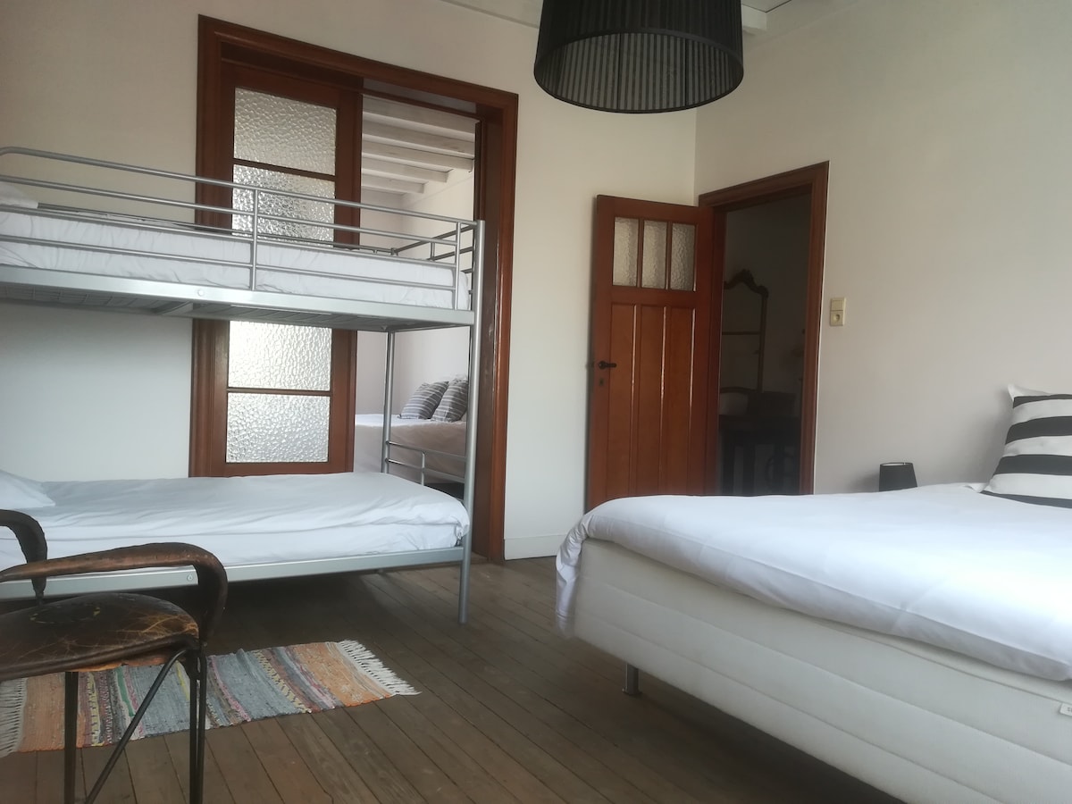 slaapkamer 2: grote ruimte met 2 persoonsbed en een stapelbed