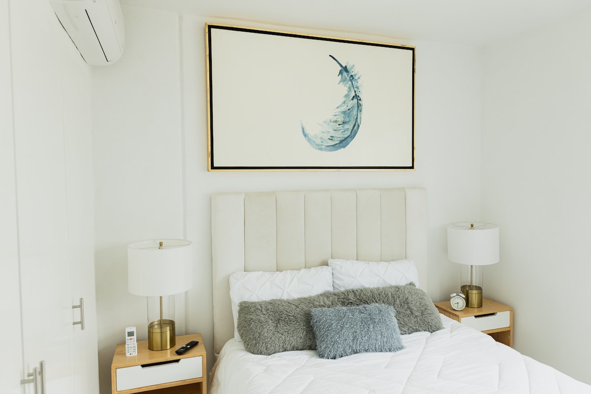 חדר שינה זוגי עם מיזוג אוויר, טלוויזיה 52אינץ 'עם נטפליקס. 