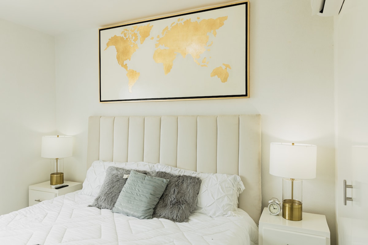 חדר שינה ראשי קינג  סייז עם מיזוג אוויר, טלוויזיה 52אינץ 'עם נטפליקס. 