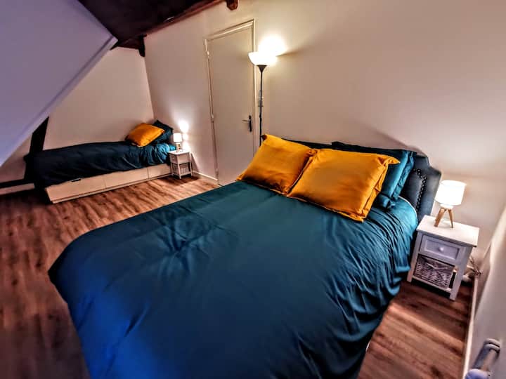 chambre avec 1 lit simple et 1 lit double.