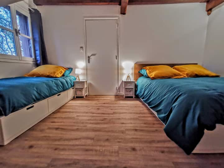 chambre avec 1 lit simple et 1 lit double.