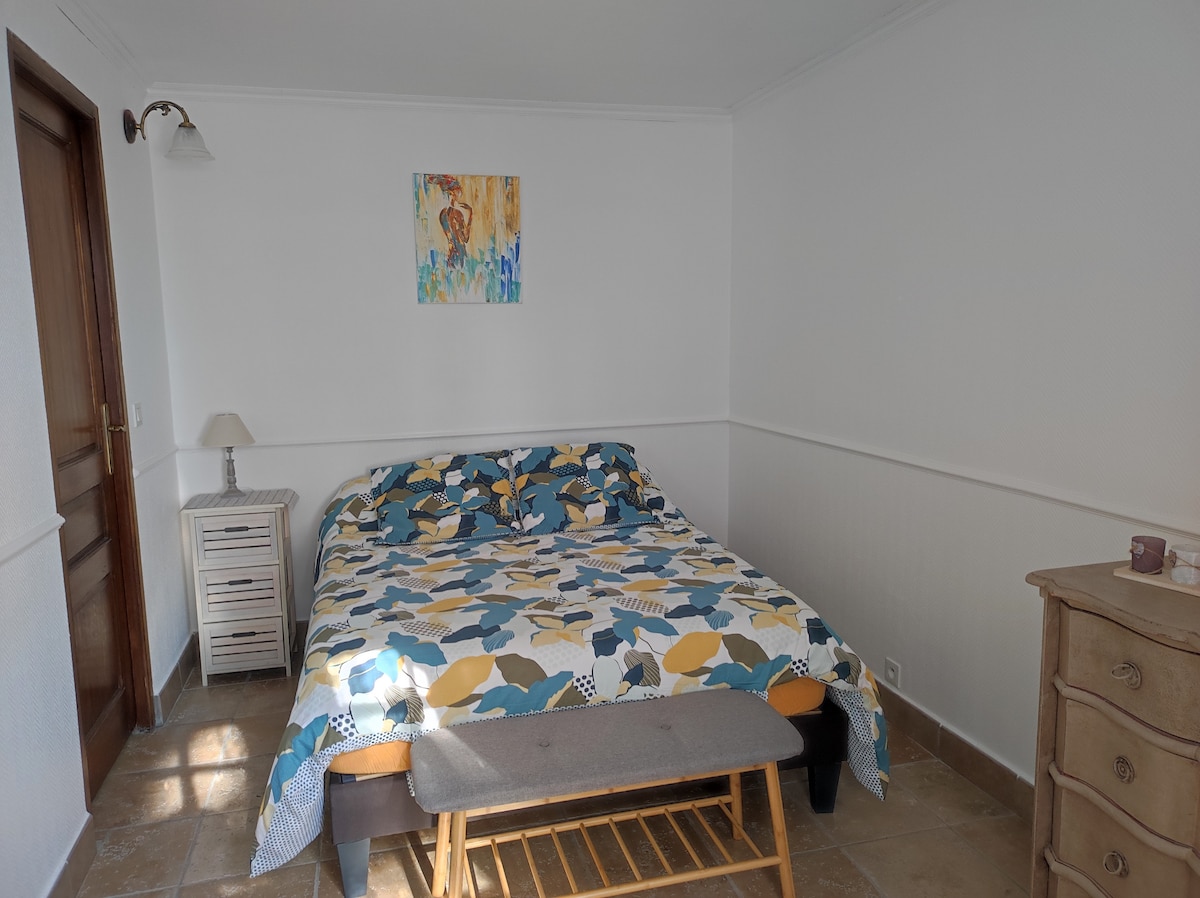 ห้องนอน 2 อยู่ที่ชั้นล่าง
