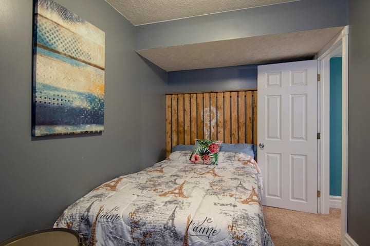 Dormitorio orientado al sureste en la planta baja.