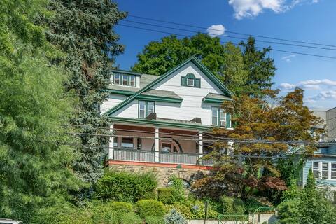 Victorian Gem, 15 Min to NYC, On Lively McLean Ave