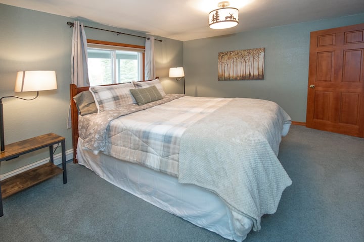 لا تزال غرفة نوم الضيوف الأصغر لدينا تحتوي على مساحة كبيرة لسرير بحجم ملكي وغرفة للتمدد!