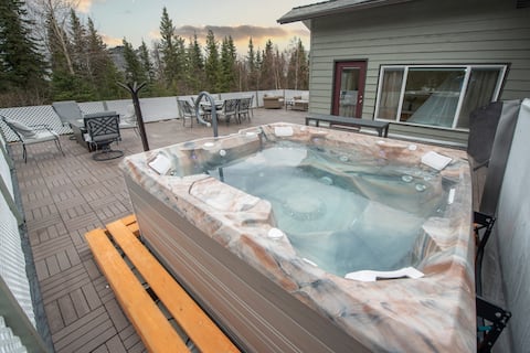 The Moose Pad! Huge, Sleeps 12+, Private Hot Tub!