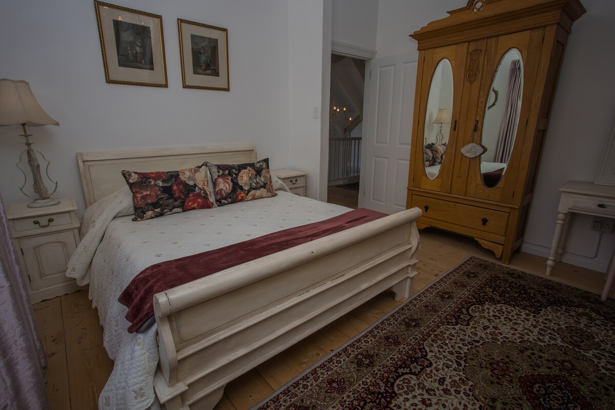 Pink Vintage Room

Relax v saniach veľkosti queen size, vychutnajte si túto elegantnú izbu so šatníkom, toaletným stolíkom alebo písacím stolom a dvoma stoličkami kráľovnej Alžbety.  
