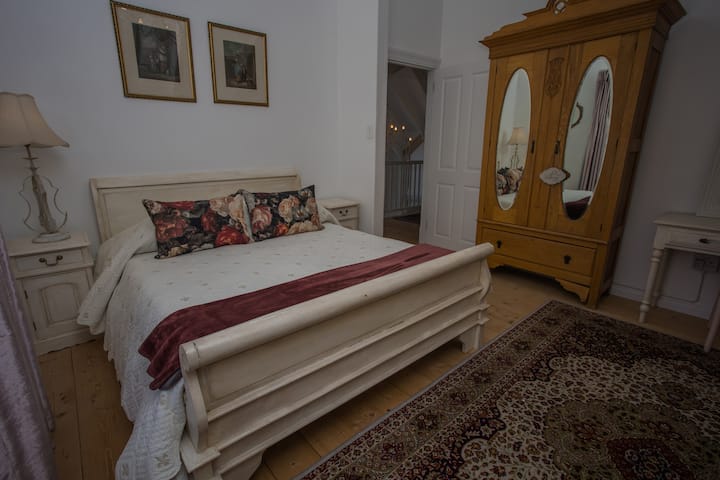 Pink Vintage Room

Relax in the queen size sleighbed, enjoy this elegant room with wardrobe, dressing table or desk and two Queen Elizabeth chairs.