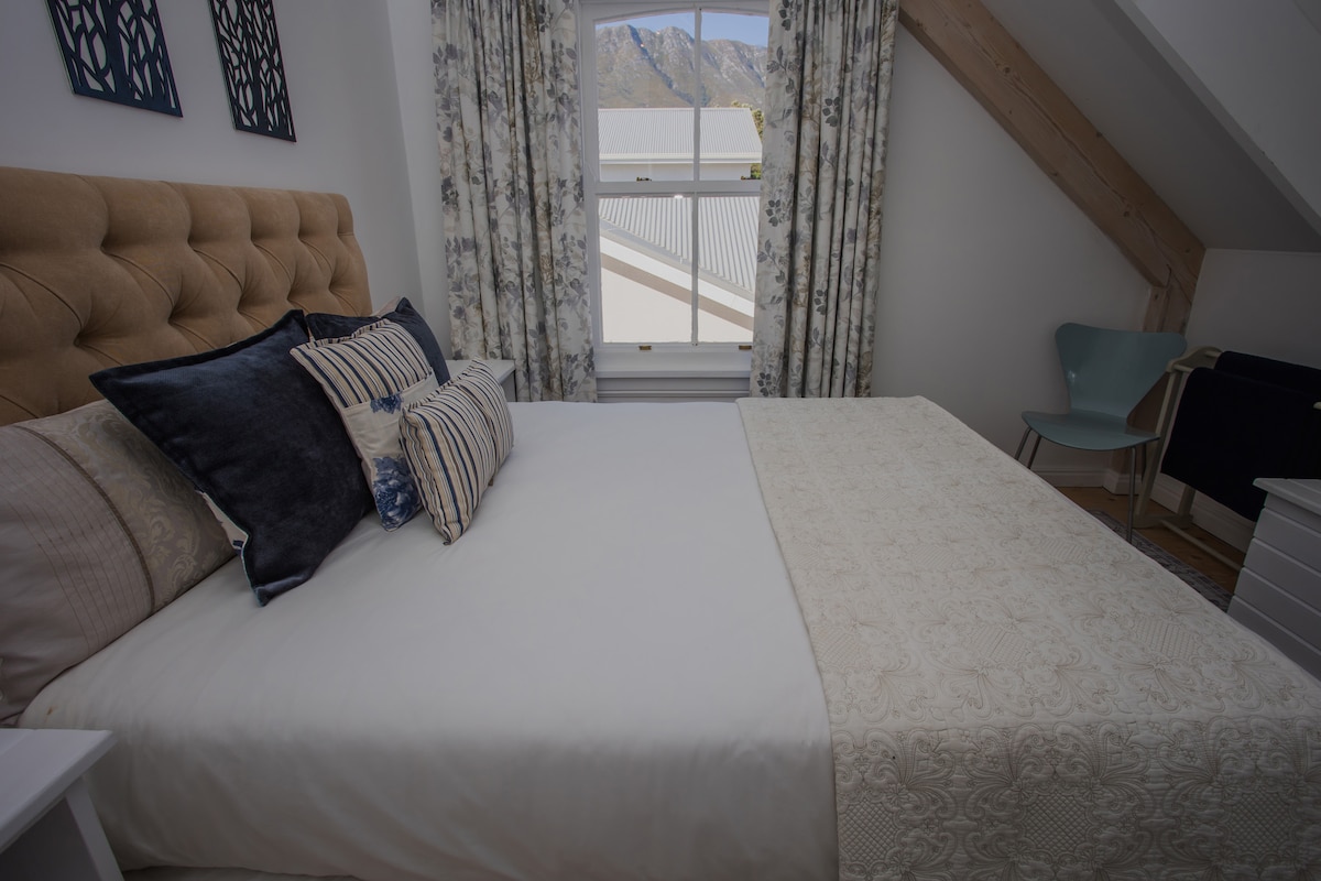 Modrá izba ..

Na tejto manželskej posteli Queen & Fresh Cotton Towel vždy nájdete ostrú bavlnenú bielizeň.
* Posteľná bielizeň navyše v Kist. 

